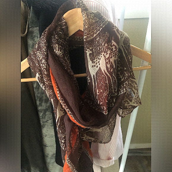 Unbranded satin-like scarf deer patterned - Picture 1 of 4